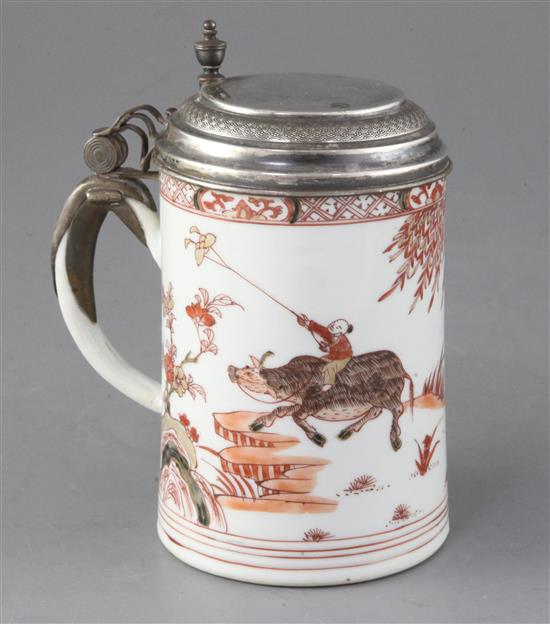 A Chinese export Rouge de fer and gilt porcelain mug, c.1730, with 18th/19th century German silver hinged cover, total height 15cm